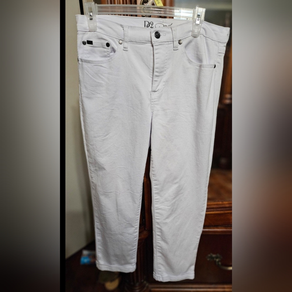 DG2 Diane Gilman Ladies White Cropped Pants / Jeans